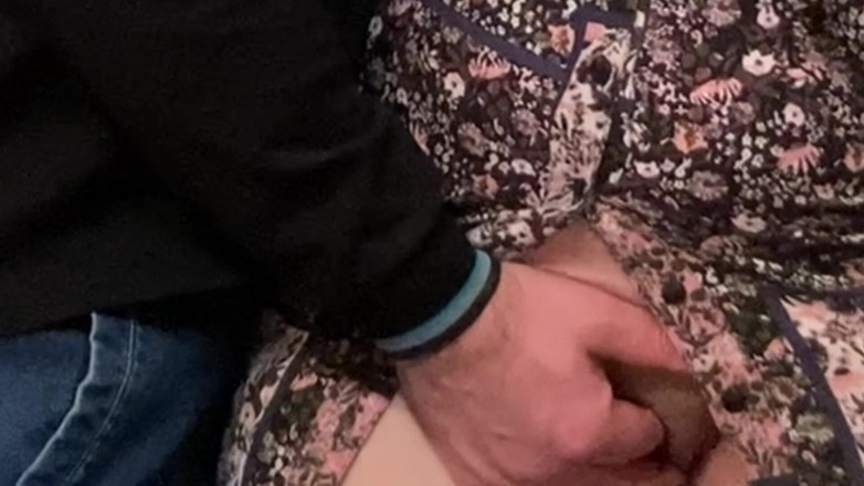 Niki studio: Un pervers ciudat își freacă vulva în metrou