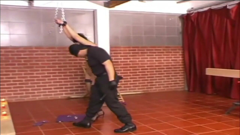 Genuine XXX: La suprema troia sottomessa viene frustata e sculacciata duramente dal...