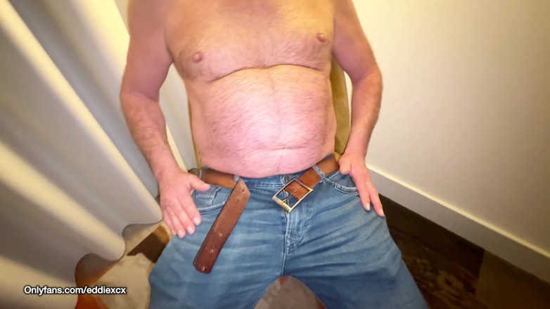 eddiexcxc: Oso modela lencería muy atrevida para su joven amante y...
