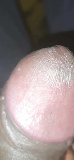 Lubina45: Чоловік конфіденційно досліджує власні чуттєві потреби.