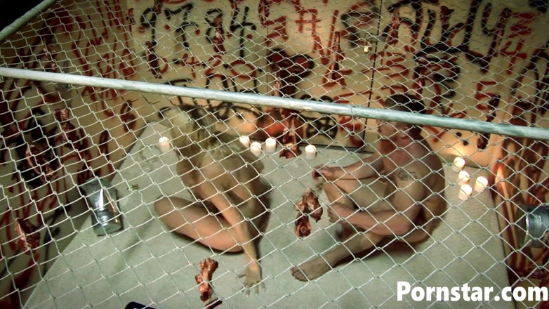 Pornstars: Dubur Kelly Wells dikongkek semasa dia menghisap zakar lubang gemilang