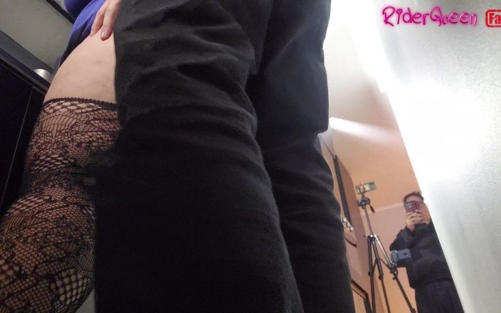 Riderqueen: Ibu tiri semok kulit putih lagi asik nikmatin yang berbeda,...