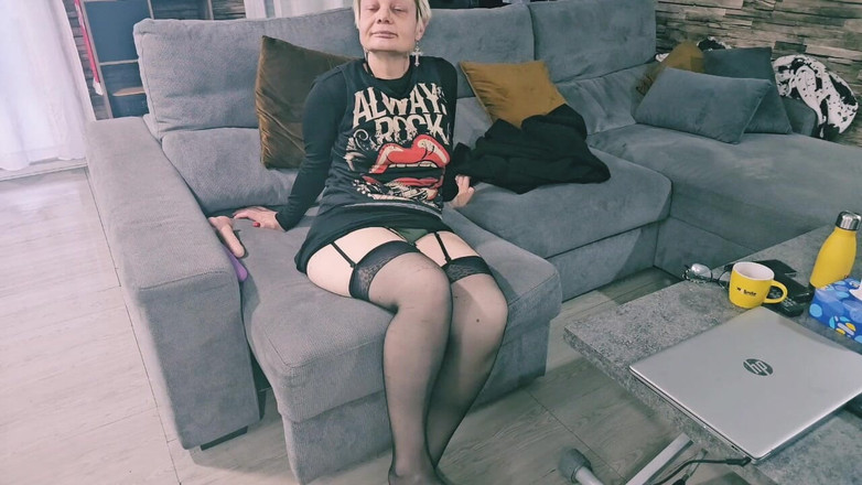 Sofy13: Ich Musste Mich Entscheiden, Ob Ich Meine Reife MILF-muschi Dildoe...