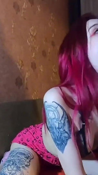 Drobná kráska něžně kouří