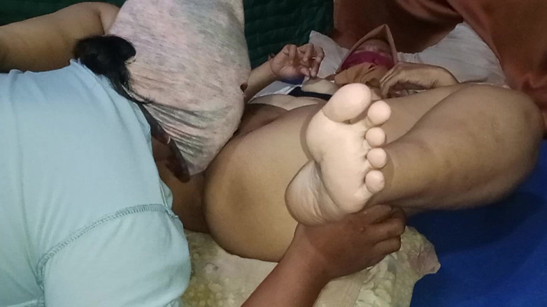 Babang endut: Endonezyalı komşus un karısının amını yalıyor