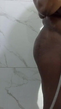Aku sedang ditiduri di kamar mandi yang pria itu tidak mengizinkanku Aku ingin berhubungan seks sepanjang waktu