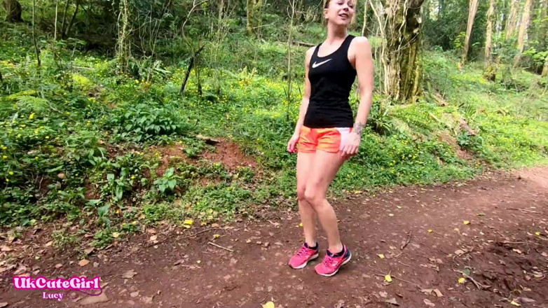 UKCuteGirl Lucy Lauren: Saya Terpaksa Wee Di Luar Semasa Awak Menonton: Terdesak Keluar...