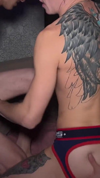 Tatuś i faceci z dużymi kutasami pieprzą się z uroczymi ciasnymi dupkami przystojniaków część 15