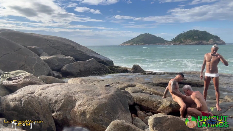 Uncut Latinos: 3 Latinos Dotados Fodem Em Pêlo Em Praia Pública Hardcore...