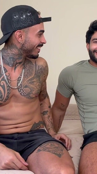 Zwaargeschapen papi getatoeide dekhengst neukt sexy latino zonder condoom