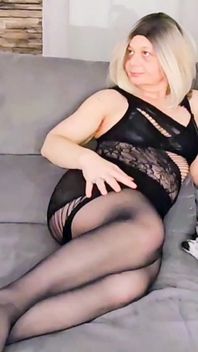 In Sexy Lingerie and Pantyhose I Waddle My Ass for You to Come