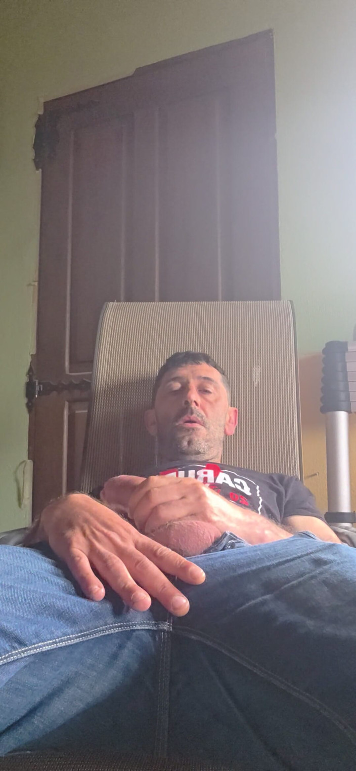 Crx2: Un tip heterosexual se masturbează într-un hamac