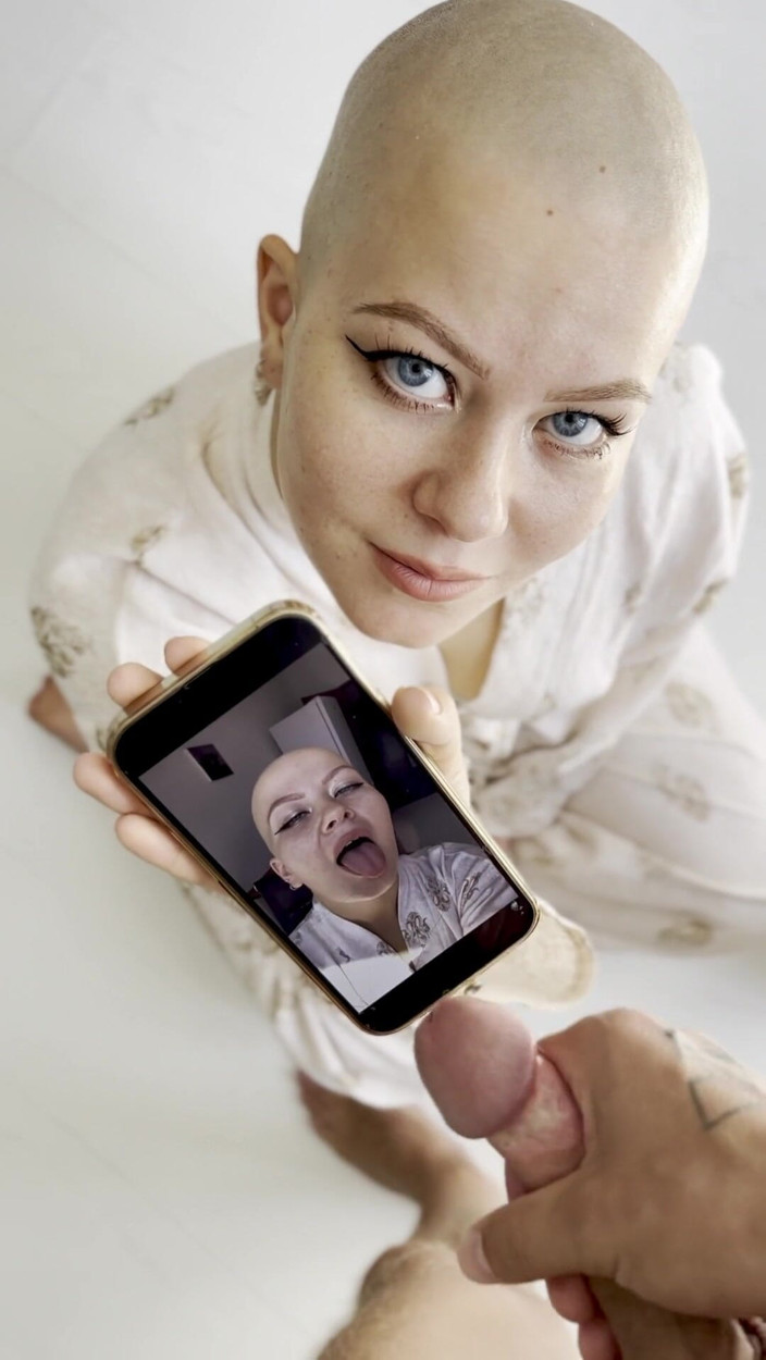 Vilu_and_Mi: Cumtribute, une fille chauve nettoie son téléphone après