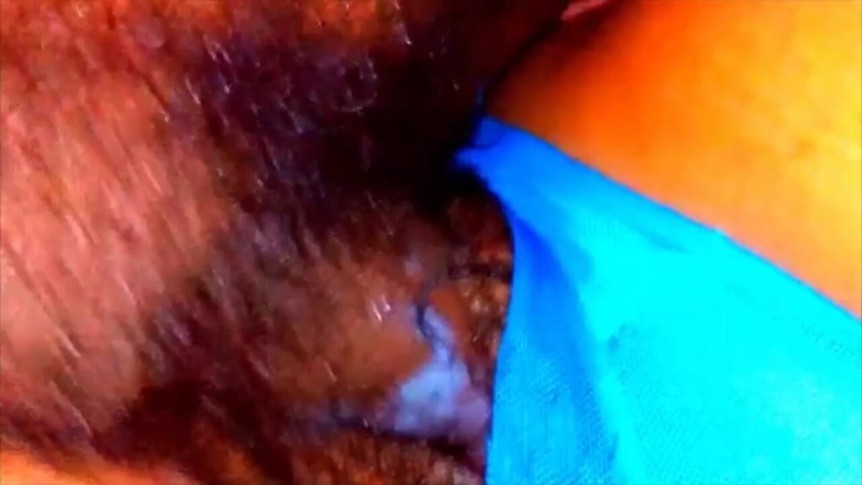 Eatrella j: Granne knullar när hennes man kommer ut