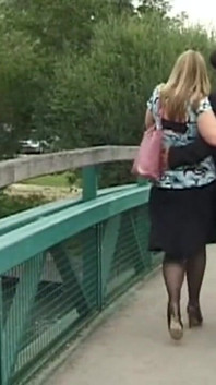 Reife blonde MILF wird in wildes waschküche-hämmern gedehnt