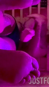 Pronto per una sessione con me sudore gocciolante nella sauna dopo una lunga sessione in palestra con i miei piedi in faccia da leccare e pulire