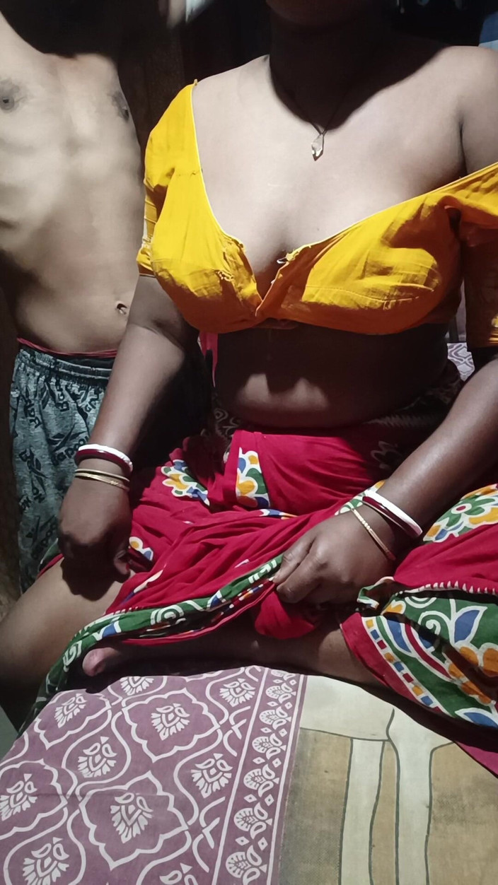 Monika Bhabhi: 印度性感人妻Ji的浪漫