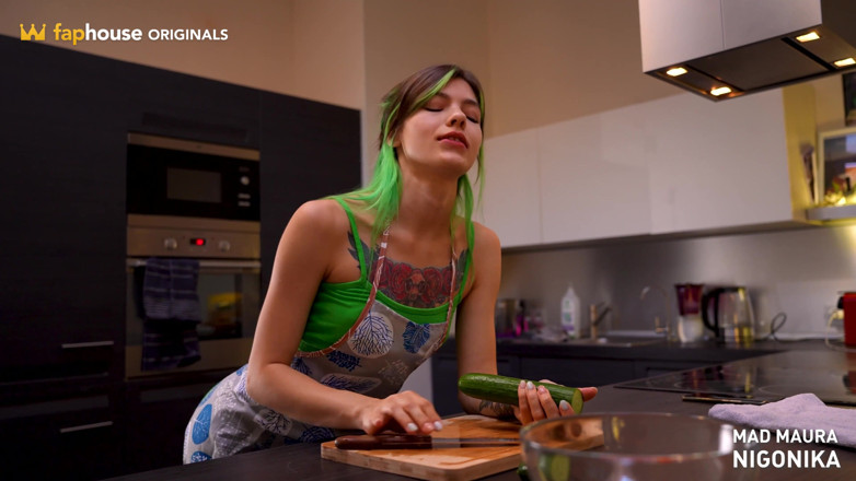 Mad Maura: Kenikmatan mentimun dan anal di dapur