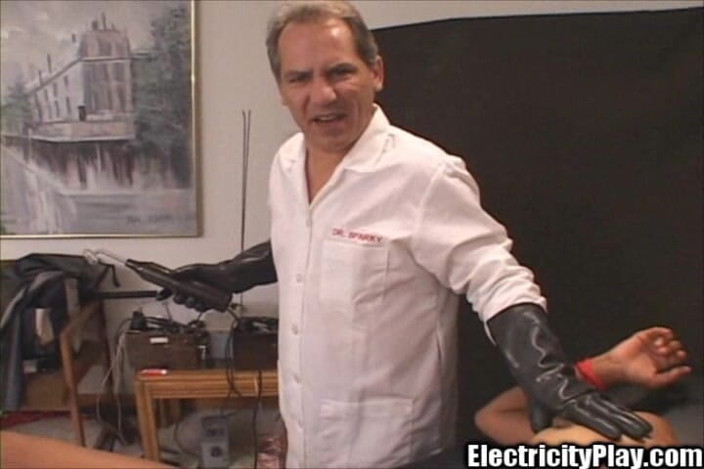 Electricity Play: Să se joace cu acel stil Dr. Sparky cu fundul ăla...