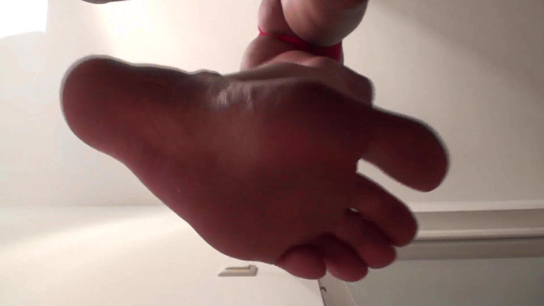 Foot Girls: Lady Alissa entra con i suoi bei piedi nudi addosso.