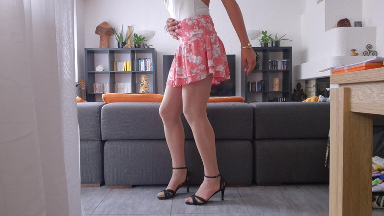 SavageHeater59: ミニスカートとハイヒールでセクシーな女装者