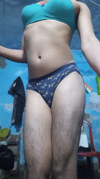 Geiler indischer femboy, der bh und höschen seiner stiefschwester trägt