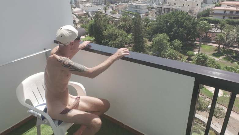 Big dick dadddy: Aku lagi asik nyepong kontol besarku di balkon sambil meringis...