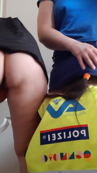 Eu gozo na boca de uma milf da polícia enquanto outro se masturba nas proximidades