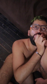 Avsugning ansikts camilo brun sugande twink magic c stor kuk tills han täcker ansiktet i tjock sperma