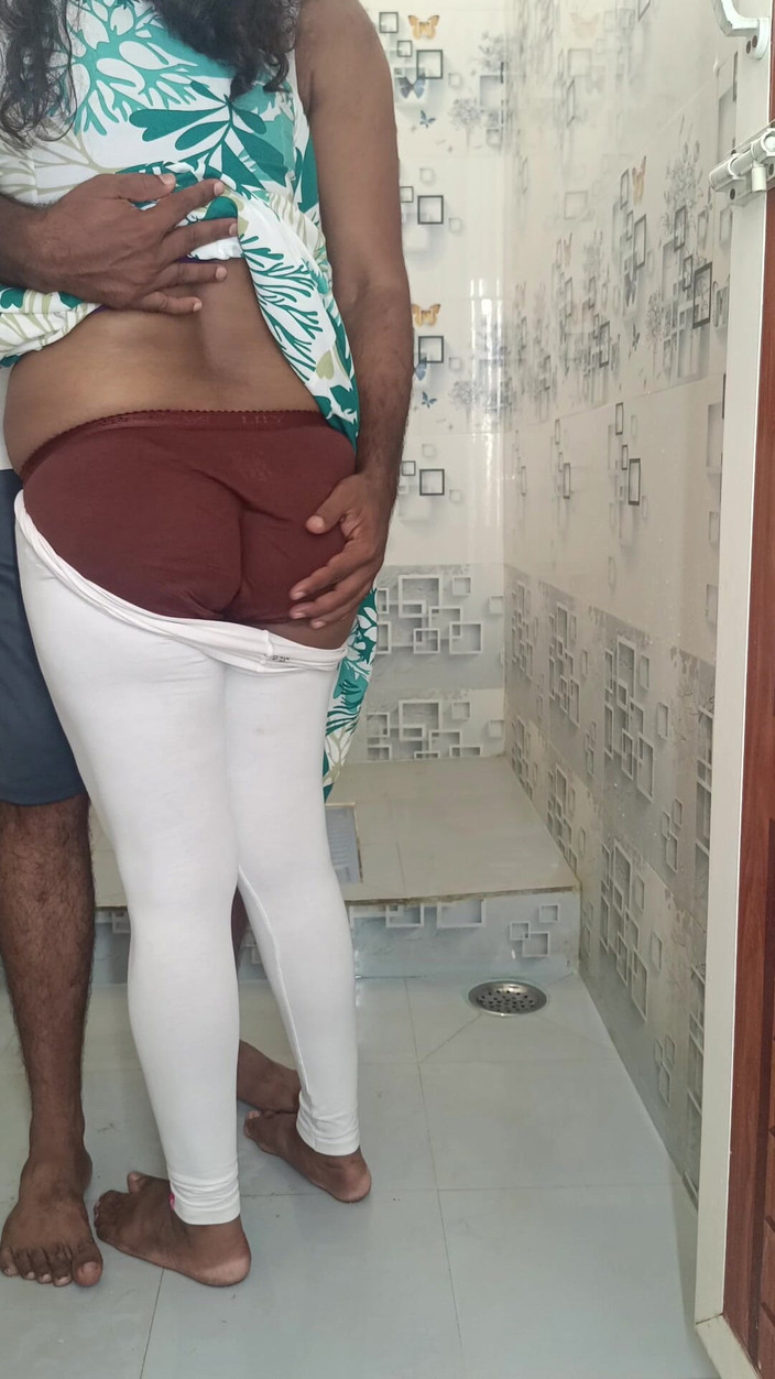 Wonder: बाथरूम में तीन लोगों की चुदाई