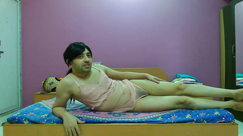 Cute & Nude Crossdresser: Lief mietje travestiet femboy Lieve lolly in een roze babypop...