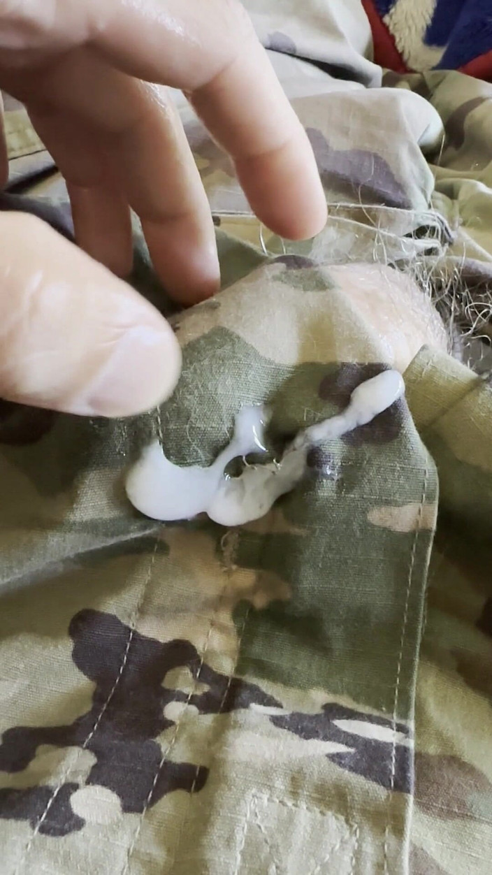 Gay Soldier Stuff: Army Solider在军营里玩弄他勃动的坚硬鸡巴