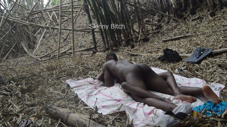 Skinny Bitch: Seks w lesie na świeżym powietrzu