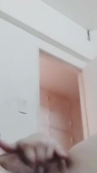 Çift ampute mastürbasyon yapıyor ve sıçrayıyor