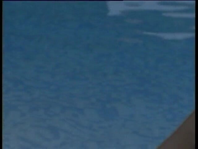 Lucky Cooch: Грудастая крошка отсасывает большой член в бассейне