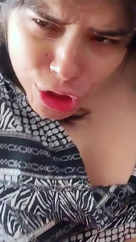 Un couple amateur sexy baise devant le miroir