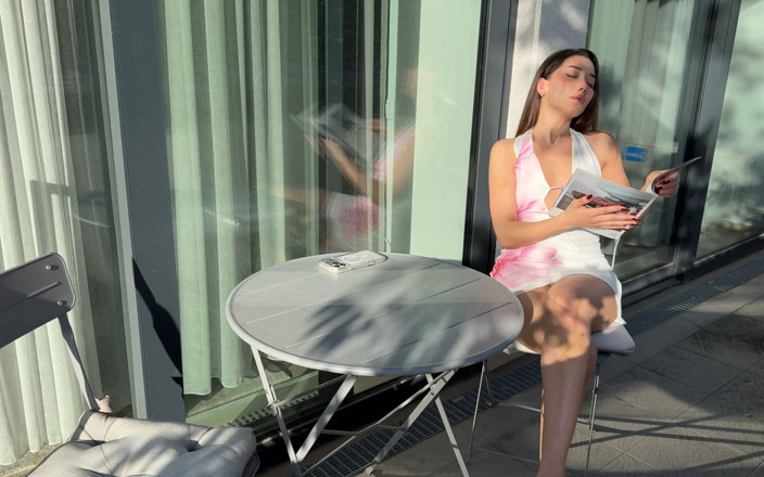 No panties TV: Quente morena nova pequena esposa mostra sua buceta sem calcinha...