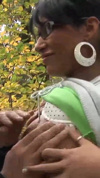 Trevlig brunett hottie hjälper sin man för utomhussex