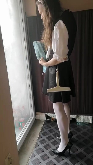 Slut Bella: Limpiando la ventana