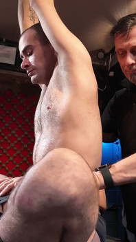 Zeus cinturón de cuero bondage levantó los brazos, pies atados y contraste de cosquillas