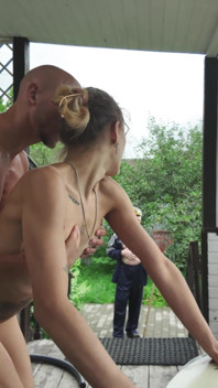 Un vieux excité lèche ma copine mince