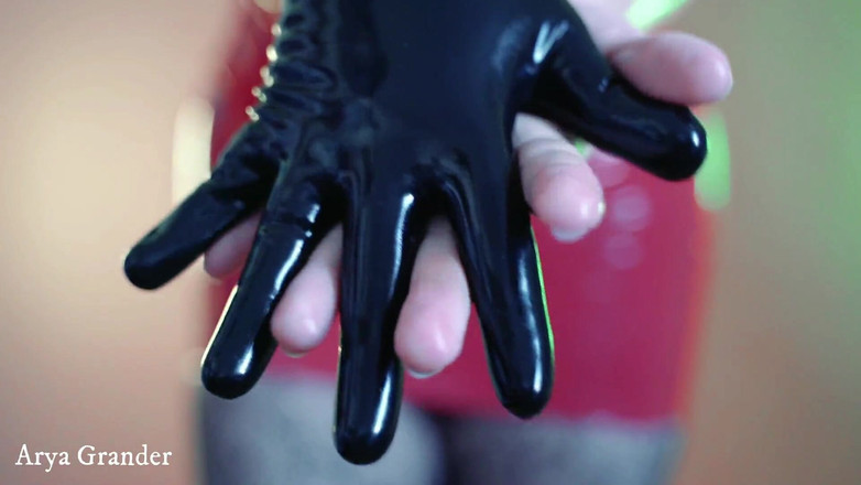 Arya Grander: Nahá vnadná dívka nahoře bez v červeném fetišském PVC korzetu a...