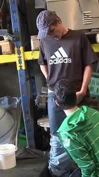 Cowok-cowok skater yang lagi sange berat ini pengen banget dientot sama kontol dan pantat