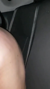 Marido lambendo a siririca palmada na minha bunda curvada na parte de trás do meu carro