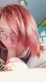 Amateur Novia Mamada En Lugar De Cocinar - Morena Con Curvas Con Gafas Chupa Y Masturba La Polla