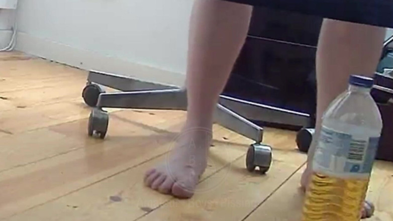 AmateurBoysPissing: Când Jules lucrează de acasă și nu-și poate părăsi biroul, el...