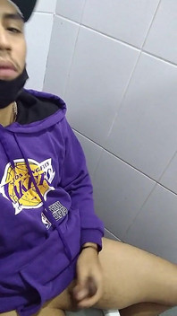 Îmi place foarte mult să-mi imaginez că o doamnă sexy dansează lângă mine