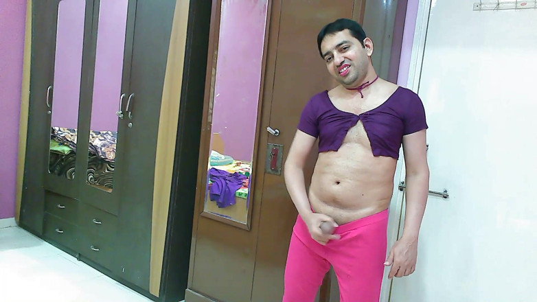 Cute & Nude Crossdresser: 甜美的娘娘腔变装者femboy Sweet棒棒糖在上身和紧身。