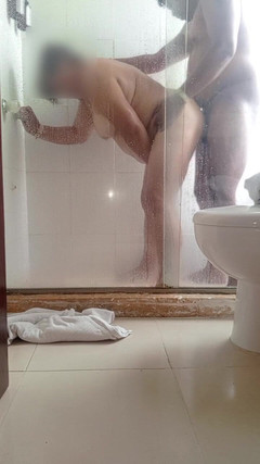 Milfta boohot: Трахаю милфу-мачеху в ванной отеля