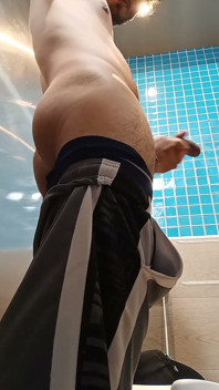 Kompilace, jak čůrám a masturbuji venku a na veřejných toaletách